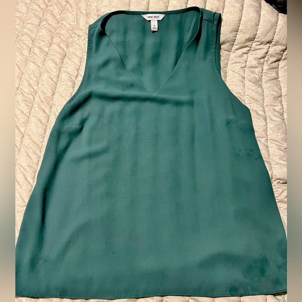 Woman’s Nine West dress tank top. Green